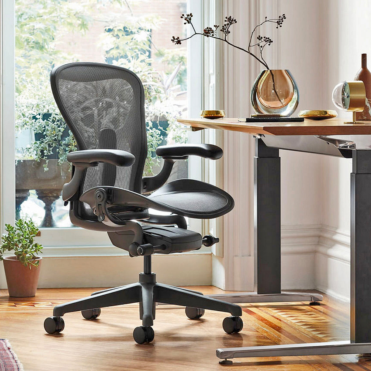 アーロンチェア Cサイズ グラファイト Aeron Chair Herman Miller | THE CHAIR SHOP