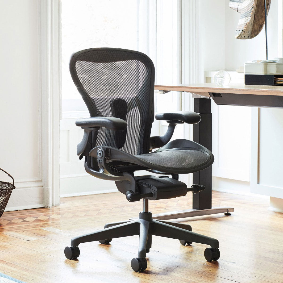 アーロンチェア Cサイズ グラファイト Aeron Chair Herman Miller | THE CHAIR SHOP